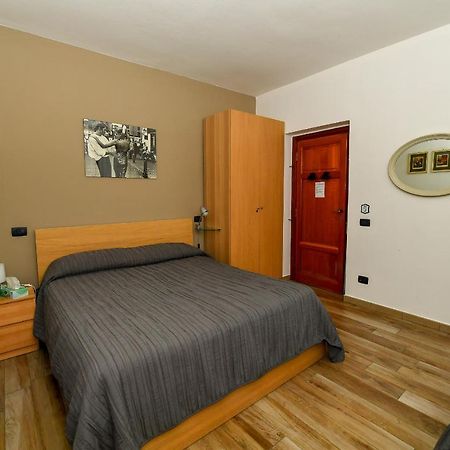 B&B Le Terrazze Su Salo Roe Bagian luar foto